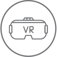 Un sencillo dibujo lineal en gris de unas gafas de realidad virtual con las letras VR en el frente, encerradas dentro de un borde circular sobre un fondo blanco