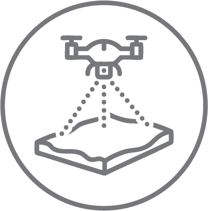 Dibujo de línea gris de un dron volando por encima de un modelo de terreno, escaneando el suelo por debajo con líneas de puntos, todo ello encerrado en un borde circular