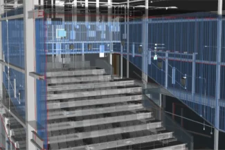 Modelo digital 3D del interior de una sala de cine Cinépolis en Mitikah, que muestra vigas estructurales, escaleras y paredes transparentes que exponen el cableado eléctrico y los sistemas HVAC para fines de diseño o planificación de construcción.