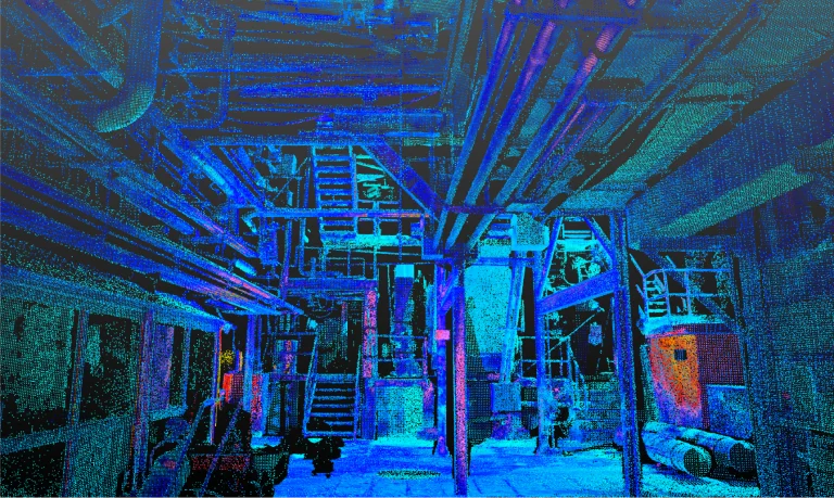 Interior industrial en el Ingenio Azucarero Tamazula, Jalisco, con complejas tuberías metálicas, vigas y escaleras en una vibrante iluminación azul y verde. Las figuras añaden escala a la gran maquinaria, evocando una atmósfera futurista donde se produce el azúcar