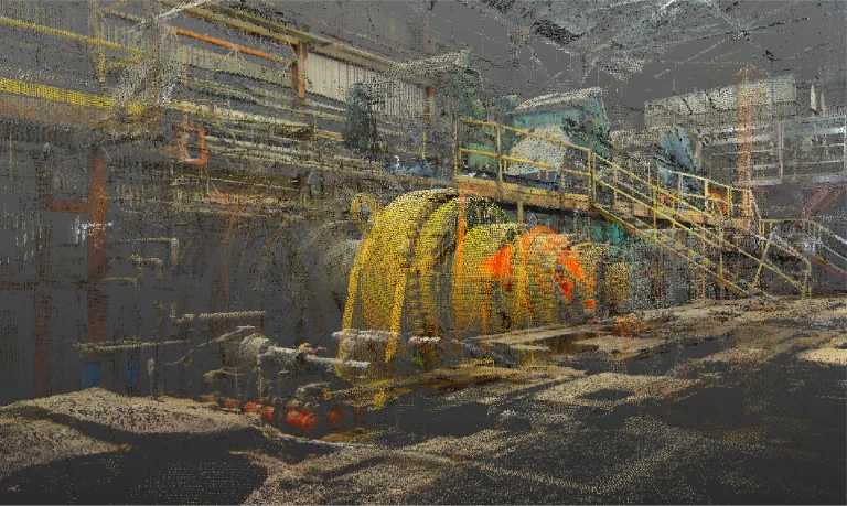 Nube de puntos del Interior industrial del Ingenio Azucarero Tamazula, con maquinaria, tuberías y una gran rueda amarilla y verde. Escaleras y barandillas metálicas acompañan a los equipos en este espacio de trabajo desordenado y arenoso, con una iluminación tenue y un techo alto