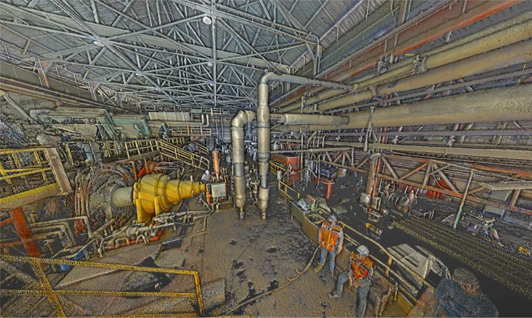 Nube de puntos del Interior de las instalaciones industriales del Ingenio Azucarero Tamazula, con trabajadores con cascos rodeados de grandes máquinas, tuberías y estructuras metálicas bajo un alto tejado metálico