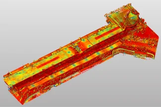 Un colorido escaneado topográfico en 3D del Aeropuerto Internacional de Guadalajara, mostrado en gradientes de color rojo, naranja, amarillo y verde, destaca los cambios de elevación y las características arquitectónicas únicas de este importante centro aeroportuario de Guadalajara.