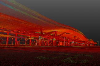 Nube de puntos de un andén de estación vacío y moderno por la noche, con tonos rojos y naranjas brillantes y un tejado curvado que recuerda a la elegante arquitectura del Aeropuerto Internacional de Guadalajara.