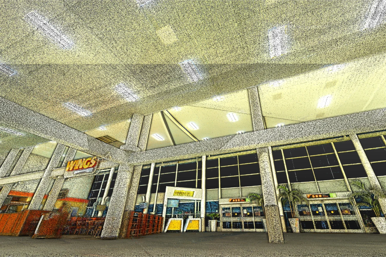 Un espacio interior vacío y luminoso en el Aeropuerto Internacional de Guadalajara presenta ventanas altas, plantas en macetas y señalización de Wings y Entrance. Las luces del techo se reflejan en el suelo pulido, con un efecto de filtro artístico ligeramente granulado.