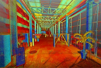 Una colorida imagen digital de una nube de puntos de un interior de estilo industrial del Aeropuerto Internacional de Guadalajara, con columnas, macetas y una pared a rayas, inundada de brillantes tonos rojos, azules y amarillos.