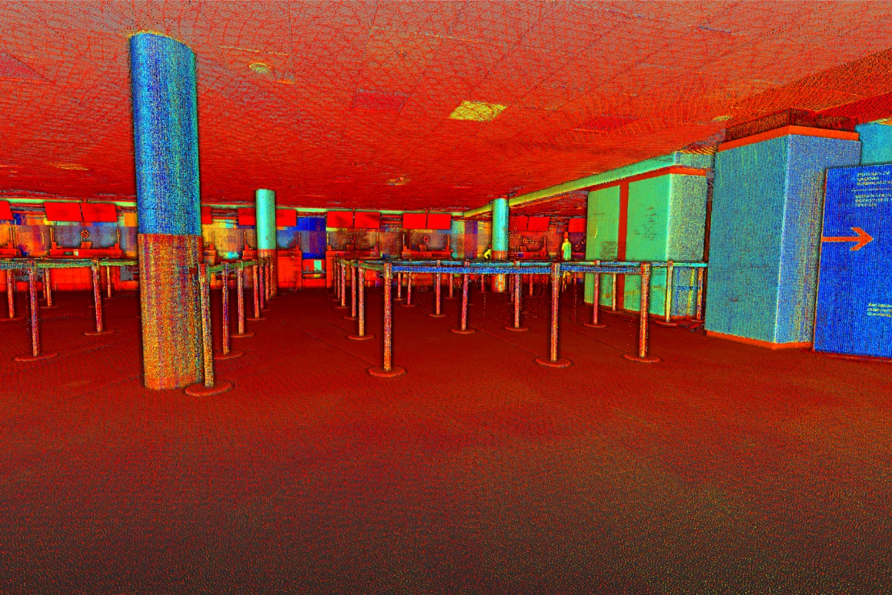 Imagen digital de una zona de facturación vacía en el Aeropuerto Internacional de Guadalajara, con puntales y señalización. La escena presenta tonos brillantes y falsos de rojo, azul, naranja y verde en un efecto surrealista similar a un mapa de calor.