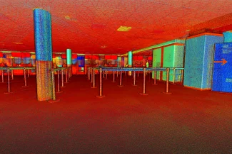 Imagen digital de una zona de facturación vacía en el Aeropuerto Internacional de Guadalajara, con puntales y señalización. La escena presenta tonos brillantes y falsos de rojo, azul, naranja y verde en un efecto surrealista similar a un mapa de calor.