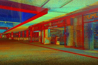 Una colorida imagen alterada digitalmente de un pasillo de un centro comercial con varios escaparates, entre ellos Pharmacia y Petite Burelle, recuerda el animado ambiente del aeropuerto de Tijuana. La escena tiene una textura granulada y pixelada y vivos tonos rojos, azules y verdes.