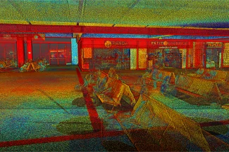 Una colorida nube de puntos muestra la terminal del aeropuerto de Tijuana con zonas para sentarse, varias personas sentadas y escaparates etiquetados como Panda y Petite Galumette. La imagen tiene un efecto de superposición granulada y multicolor.