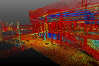 Una colorida nube de puntos en 3D del aeropuerto de Tijuana captura estructuras metálicas, escaleras y plataformas, con puntos rojos, verdes, azules y amarillos que resaltan diferentes superficies y elevaciones en el Aeropuerto Internacional de Tijuana.