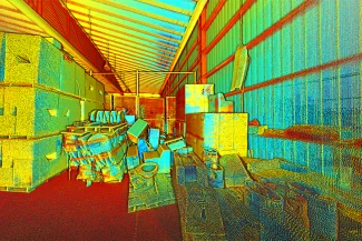 Colorida imagen, procesada digitalmente, del interior de un almacén desordenado, con cajas AZYCO, cajas apiladas y diversos complementos esparcidos a lo largo de un espacio alargado y de techos altos con paredes metálicas y una claraboya en el techo.