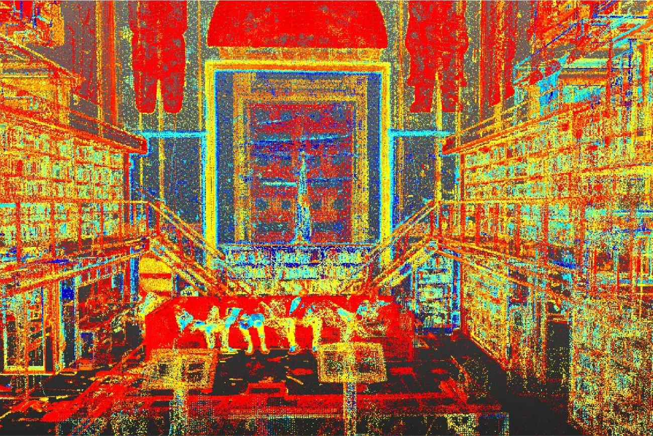 Nube de puntos del grandioso interior de la Biblioteca Iberoamericana, con dos pisos de estanterías, escaleras centrales y un techo alto y detallado, todo ello representado en vibrantes tonos rojos, amarillos y azules.