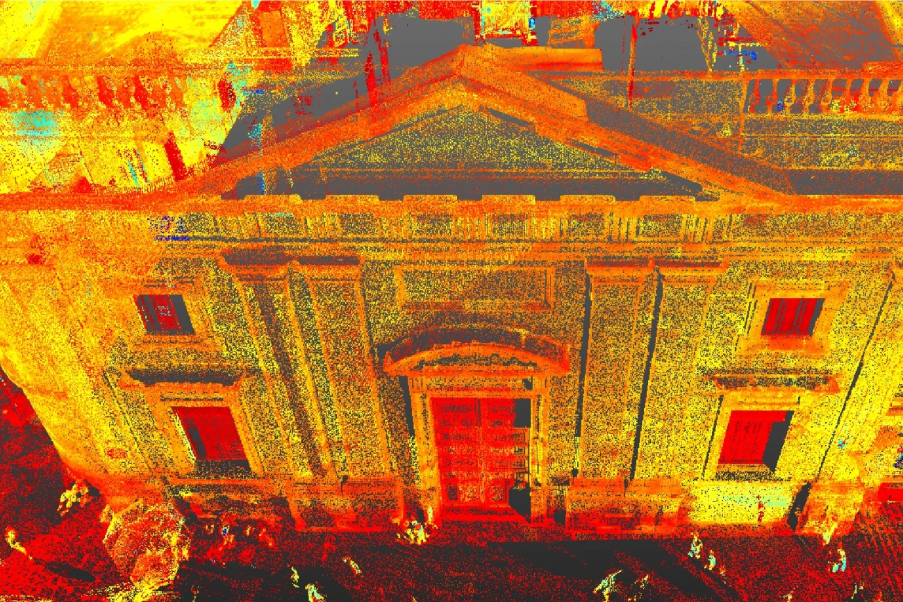 Nube de puntos 3D de la Biblioteca Iberoamericana, un edificio de estilo clásico con columnas, ventanas arqueadas y un frontón triangular; vibrantes puntos rojos, amarillos y verdes resaltan las características arquitectónicas y las personas que se encuentran debajo.