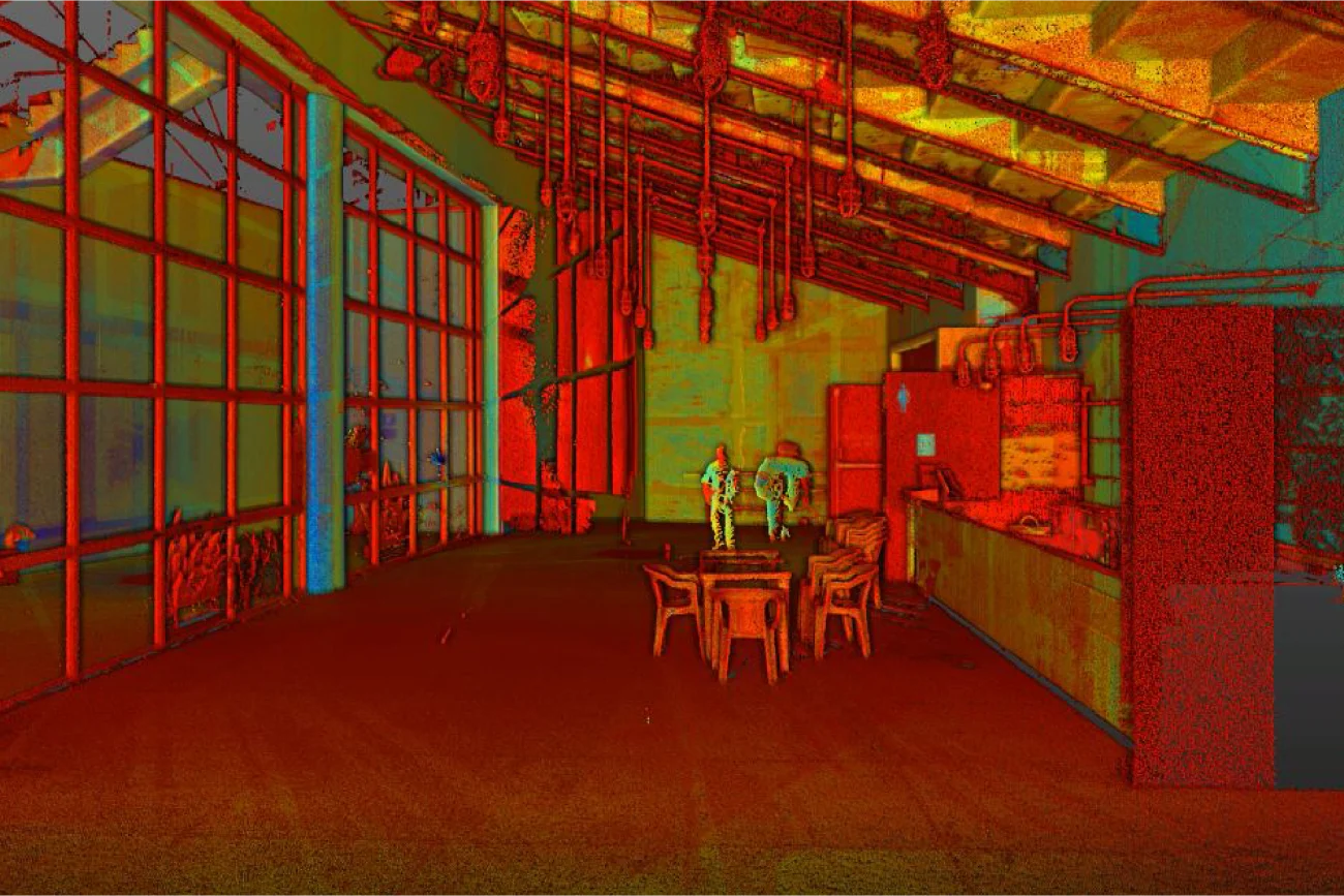 escaneo de un interior de estilo industrial en Ciudad de México, con grandes ventanales, vigas a la vista, una mesa con sillas y dos figuras humanas al fondo. Los tonos rojos, amarillos y azules, muy saturados, evocan la vibrante energía de una sala de conciertos.