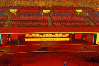 Nube de puntos del interior del Auditorio Blackberry, que muestra asientos rojos vacíos en filas escalonadas y un escenario con varios objetos indistintos, visto desde la perspectiva del público.