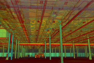 Nube de puntos de gran edificio con vigas metálicas y un camión de la Planta Industrial BMW.