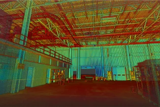 Un gran almacén vacío con techos altos, vigas vistas y puertas de garaje enrollables evoca la sensación de una Planta Industrial BMW. El colorido filtro distorsionado en tonos rojos, verdes y azules resalta estanterías y palés en el interior.