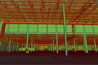 Nube de puntos del interior de un almacén vacío, que recuerda a un BMW de Planta Industrial, con vigas de techo expuestas, columnas y una prominente tubería roja; los colores están exagerados en tonos verdes, rojos y amarillos.