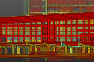 Una colorida nube de puntos 3D escaneada de Cinépolis Mitikah en Ciudad de México, con puntos rojos, amarillos y verdes que delinean la estructura de la sala de cine, las grandes ventanas, las columnas y los intrincados detalles arquitectónicos.