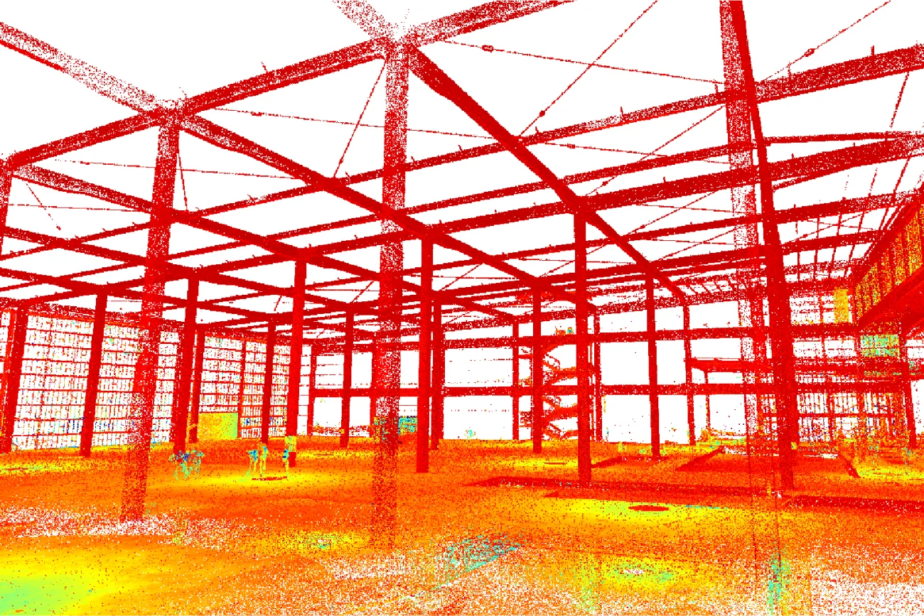 Una imagen de nube de puntos 3D coloreada muestra la estructura de acero interior de un gran edificio en construcción en Ciudad de México, con vigas, columnas y objetos dispersos visibles. Los puntos rojos, amarillos y naranjas indican diferentes elevaciones en Cinépolis Mitikah.