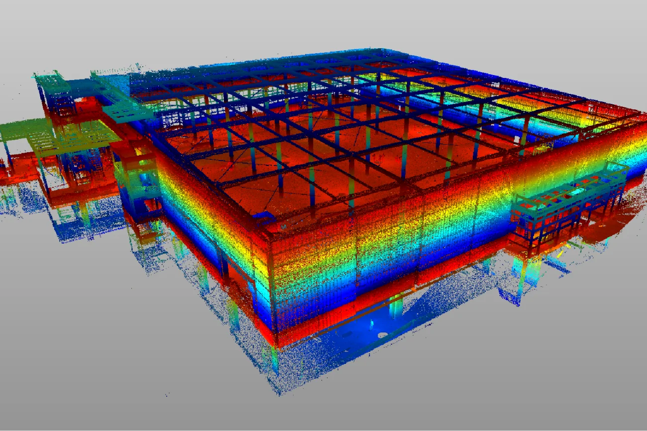 Nube de puntos escaneada en 3D de la estructura del cine Mitikah con capas de colores del arco iris que indican la elevación, mostrando vigas, columnas y elementos arquitectónicos en una disposición cuadrada sobre fondo gris.