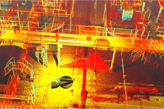 Una imagen digital con brillantes tonos amarillos, naranjas y rojos muestra una escena abstracta e industrial parecida a una planta industrial de Coca Cola, con andamios, pasarelas y una gran flecha roja que apunta hacia delante. Tres pequeñas figuras se sitúan cerca del centro.