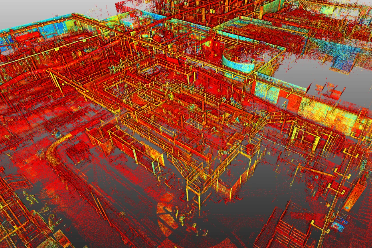 Una colorida nube de puntos en 3D escaneada de una planta industrial de Coca Cola, que muestra estructuras, tuberías y equipos detallados en vibrantes tonos rojos, naranjas, amarillos, verdes y azules.