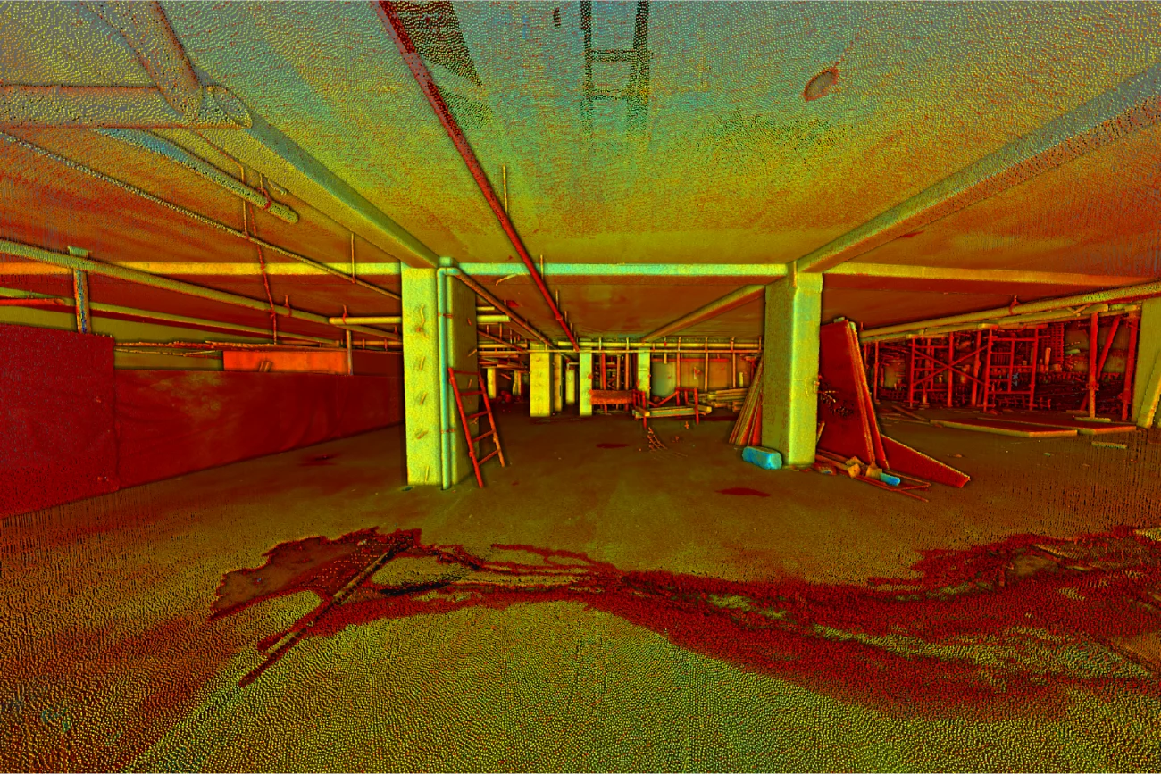 Imagen digital en color de un aparcamiento vacío con columnas visibles, escombros dispersos y maquinaria de construcción -parte del proyecto de desarrollo de viviendas Corteza Residencial- en la que se aprecian tonos rojos, amarillos y verdes.