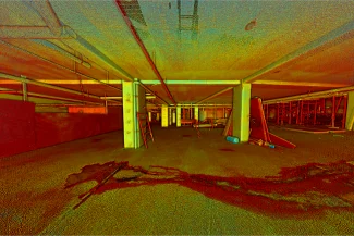 Imagen digital en color de un aparcamiento vacío con columnas visibles, escombros dispersos y maquinaria de construcción -parte del proyecto de desarrollo de viviendas Corteza Residencial- en la que se aprecian tonos rojos, amarillos y verdes.