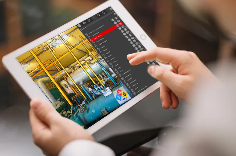 A person holds a tablet displaying an industrial facility with yellow pipes and machinery; on the right side, an interface featuring a ciencia de datos checklist is visible.