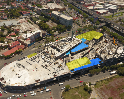 Aerial view of a large construction site in Tlalnepantla, with steel beams and concrete structures. Parts of the future Sentura Shopping Center are highlighted in yellow and blue. Surrounding roads and urban buildings are visible