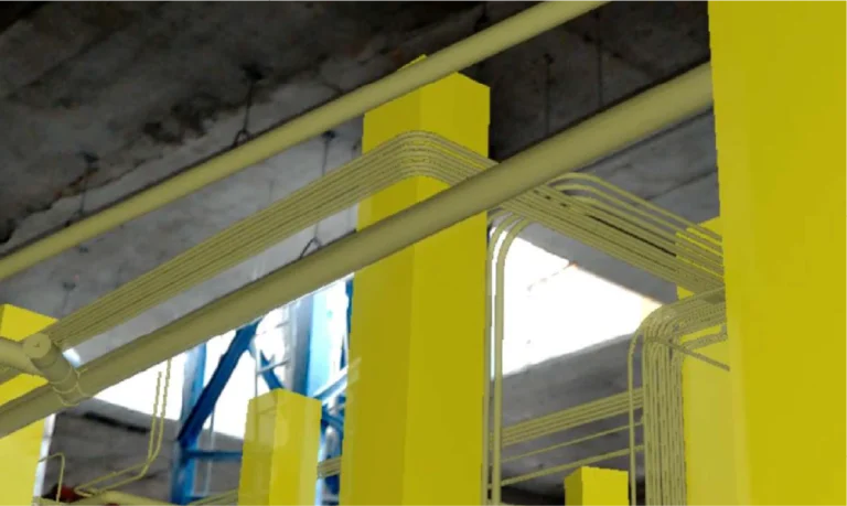 Dentro del Centro Comercial Sentura en Tlalnepantla, columnas estructurales amarillas, tuberías blancas y conductos recorren el techo. La luz natural se cuela a través de los ventanales de hormigón, mientras que al fondo se alzan andamios azules