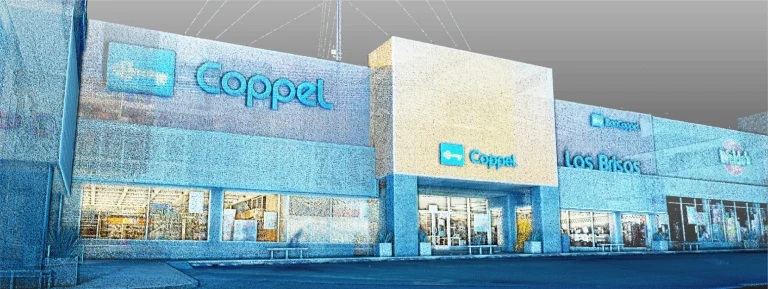 Nube de puntos del exterior de una tienda Coppel, con el rótulo Tienda Coppel Brisas, presenta grandes rótulos azules y una entrada acristalada en un día soleado; a la derecha se ve otro escaparate