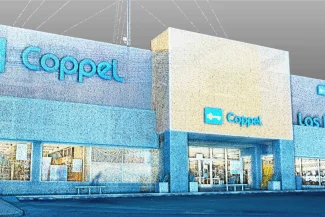 La Tienda Coppel Brisas Escaneo presenta grandes ventanales de cristal y rótulos azules. Situada en un centro comercial, sus acogedores interiores y las tiendas vecinas pueden verse bajo un cielo nublado.