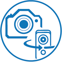 Blue and white icon showing a camera and a remote control with a circular arrow, representing the use of a remote shutter for capturing photos and facilitating la captura de la realidad in photography.