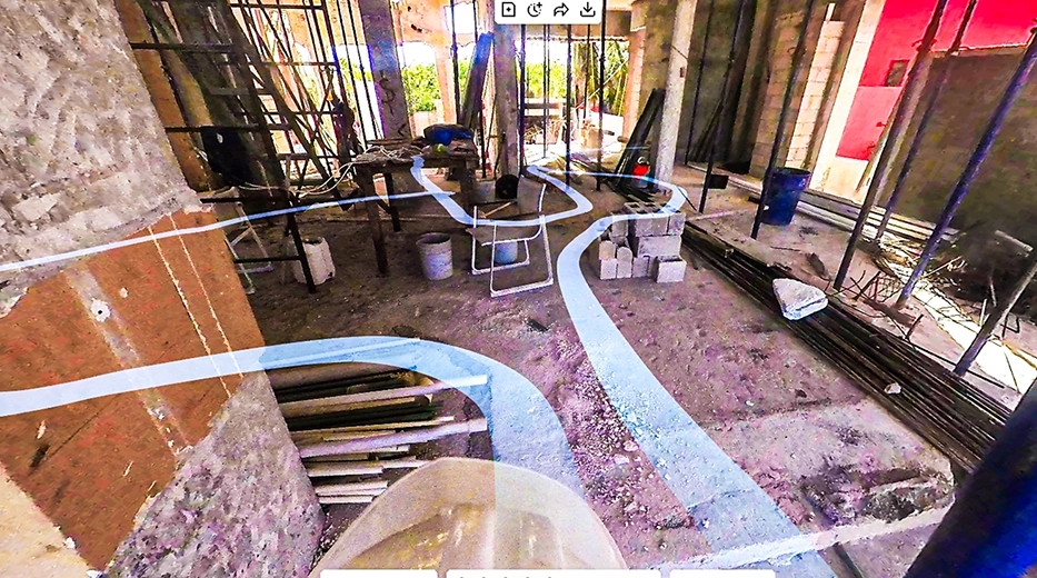 Una obra de construcción con materiales esparcidos, varillas metálicas, bloques de hormigón y herramientas. Una directriz blanca curva cubre el suelo, mientras que la fotografía 360 para la construcción capta cada detalle del posible recorrido por la zona.