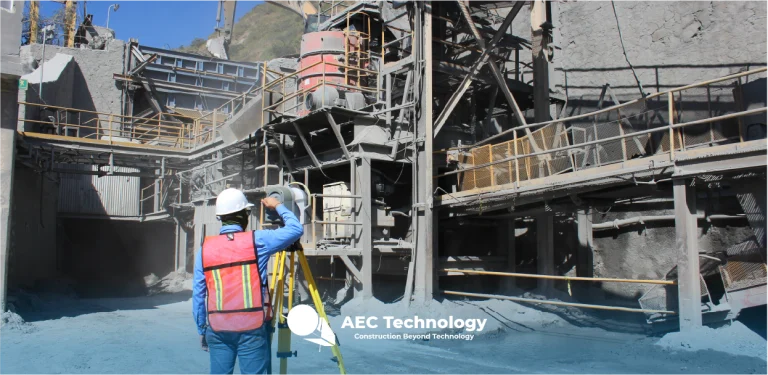 Un trabajador de la construcción con chaleco de seguridad y casco maneja un equipo de topografía LiDAR en una obra industrial, rodeado de estructuras metálicas y maquinaria. Se ve el texto AEC Technology Construction Beyond Technology.