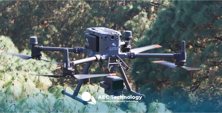 Un dron industrial negro equipado con múltiples cámaras, sensores y LiDAR planea en el exterior delante de pinos verdes. El logotipo de AEC Technology y el eslogan "Construction Beyond Technology" aparecen en la parte inferior.