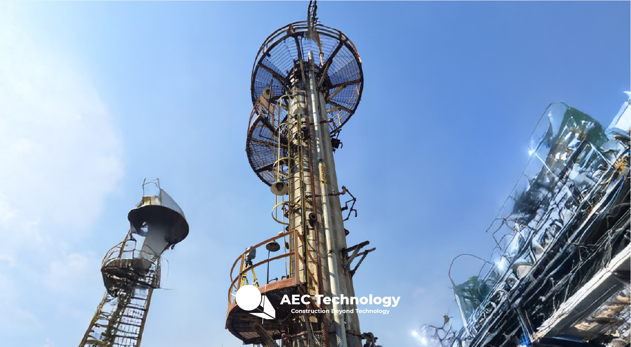 Altas torres industriales con escaleras de caracol y plataformas, rodeadas de diversas tuberías y estructuras, enmarcadas en un cielo azul. La tecnología LiDAR realza la escena industrial. El logotipo y el texto de AEC Technology aparecen en la parte inferior central.