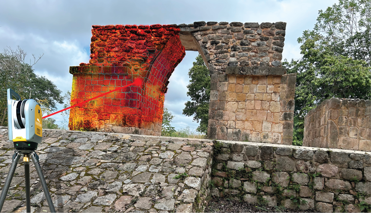 Un escáner láser 3D escanea un arco de piedra en unas ruinas antiguas, con parte del arco renderizada en malla digital de color rojo y amarillo brillantes, ilustrando cómo las tecnologías avanzadas permiten documentar el entorno físico. Al fondo se ven árboles y un cielo nublado.