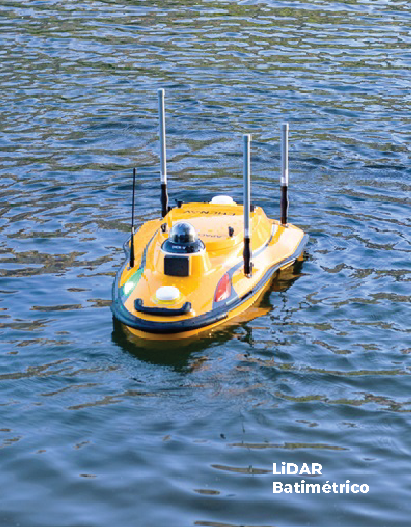 Un barco amarillo no tripulado equipado con sensores LiDAR flota en un lago, empleando tecnologías avanzadas para la captura de la realidad y documentar el entorno físico. En la esquina inferior derecha aparece el texto "LiDAR Batimétrico".
