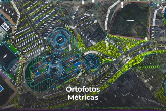 Colorido mapa digital con edificios, carreteras y contornos circulares azules, superpuestos con árboles verdes y detalles del terreno. "Ortofotos Métricas" aparece en texto blanco en la parte inferior central