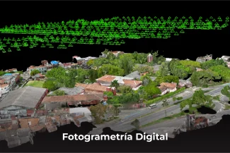 Modelo fotogramétrico en 3D de una zona urbana con árboles, carreteras y edificios; sobre la escena se ven marcadores triangulares verdes. Texto en la parte inferior: Fotogrametría Digital.
