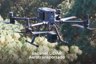 Un gran dron equipado con Tecnología LiDAR y una cámara sobrevuela los pinos. El texto debajo dice: Escáner LiDAR Aerotransportado.