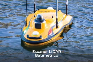 Un barco amarillo teledirigido con Tecnología LiDAR, un escáner LiDAR y antenas flota en el agua. El texto de la parte inferior dice: Escáner LiDAR Batimétrico.