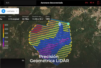 Mapa aéreo que muestra una zona en forma de corazón delineada con líneas de color que representan las trayectorias de vuelo de Tecnología LiDAR. Detalles del mapa a la izquierda, terreno boscoso al fondo y el texto "Precisión Geométrica LiDAR" en la parte inferior.