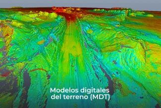 Nube de puntos 3D del terreno, creado con tecnología LiDAR, muestra la elevación en tonos verdes, azules, amarillos y rojos. Las colinas y los valles son visibles. El texto en español en la parte inferior dice Modelos digitales del terreno (MDT).