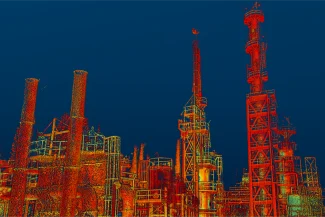 Nube de puntos de refinería industrial con altas torres, representada en vibrantes tonos rojos, naranjas y amarillos sobre un cielo azul oscuro