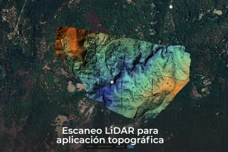 Escaneo topográfico LiDAR mostrado en colores vibrantes superpuesto a un mapa por satélite de una zona boscosa, con escala de elevación a la izquierda y texto en español en la parte inferior: Escaneo LiDAR para aplicación topográfica usando tecnología LiDAR.